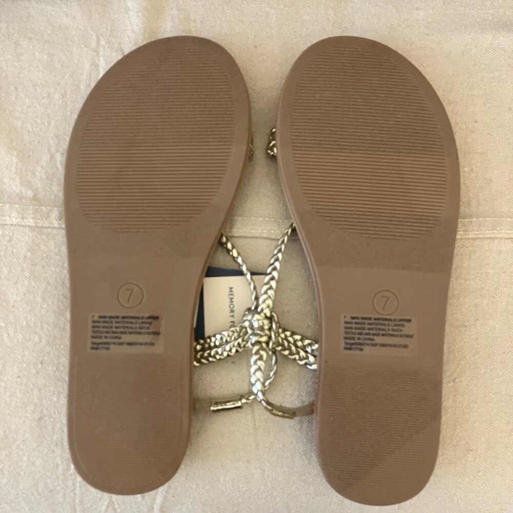 NWT Universal Thread Gold Sandals Size 7 - Picture 3 of 4